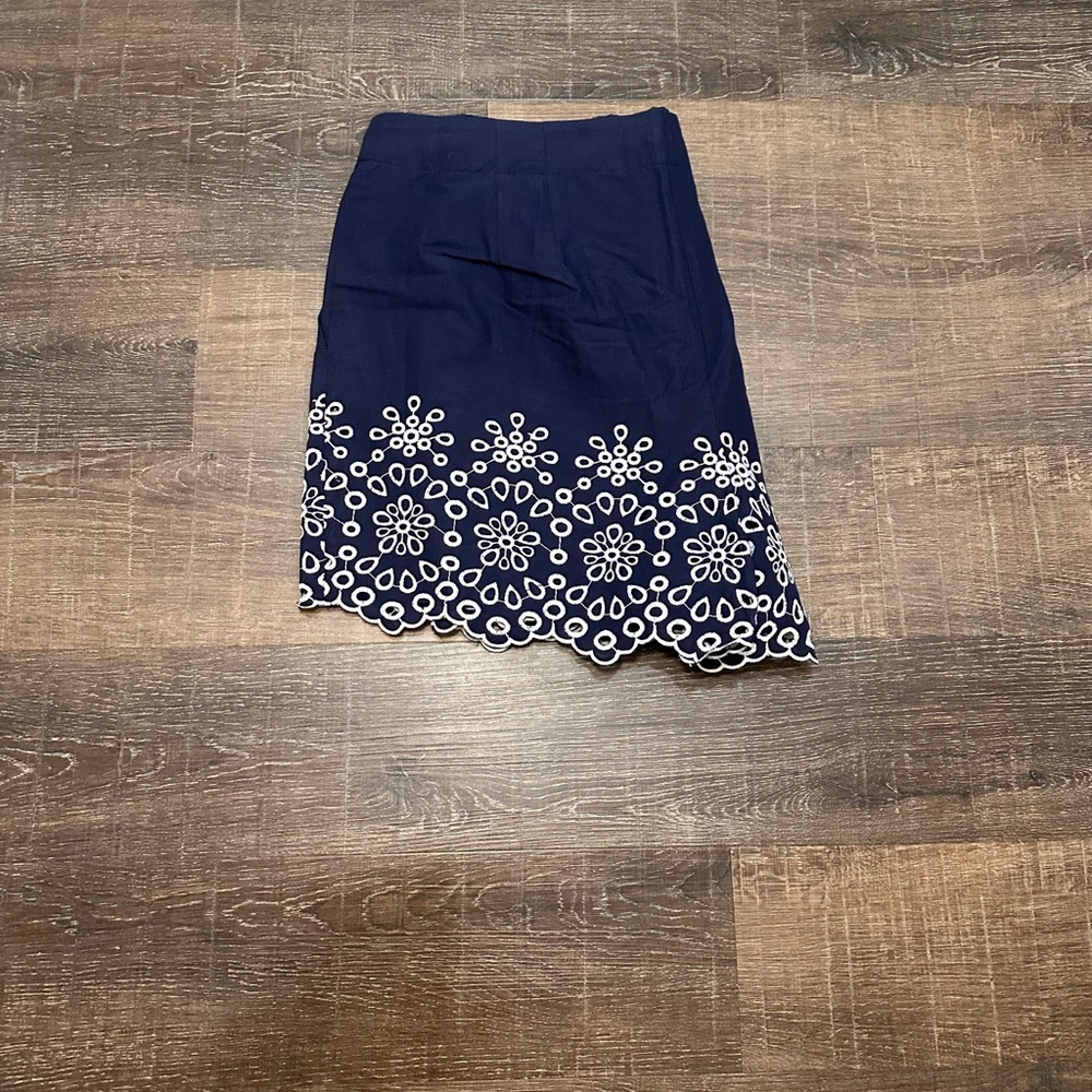 Loft Women's Floral Eyelet Pleated High Waist Navy Shorts Size 14 - Picture 3 of 6